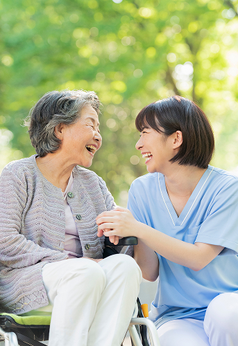 어르신과 젊은 사람이 마주보고 웃고있는 사진